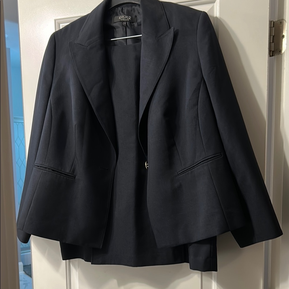 Kasper Black Suit Jacket with Tailored Silhouette and Professional Lines